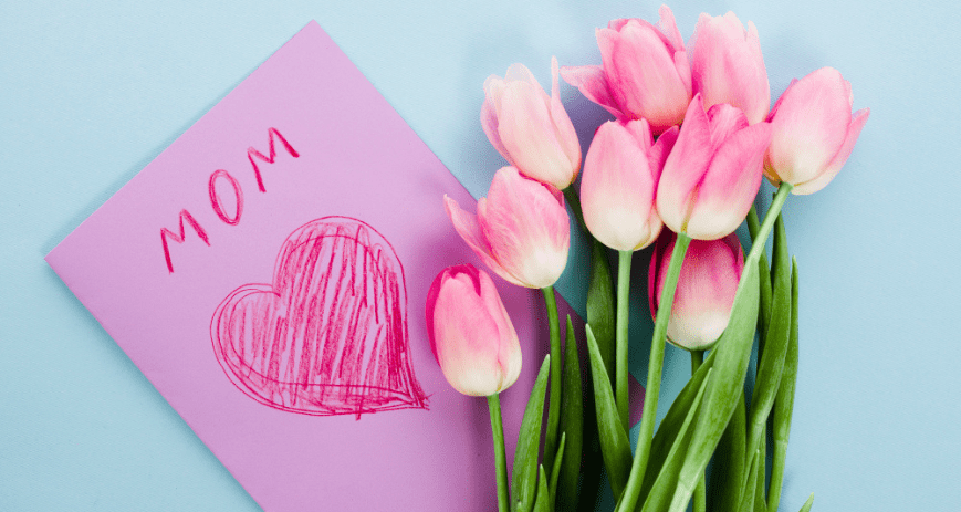 Rózsaszín tulipán csokor, mellette rózsaszín lap Mom felirattal, anyák napi ajéndék