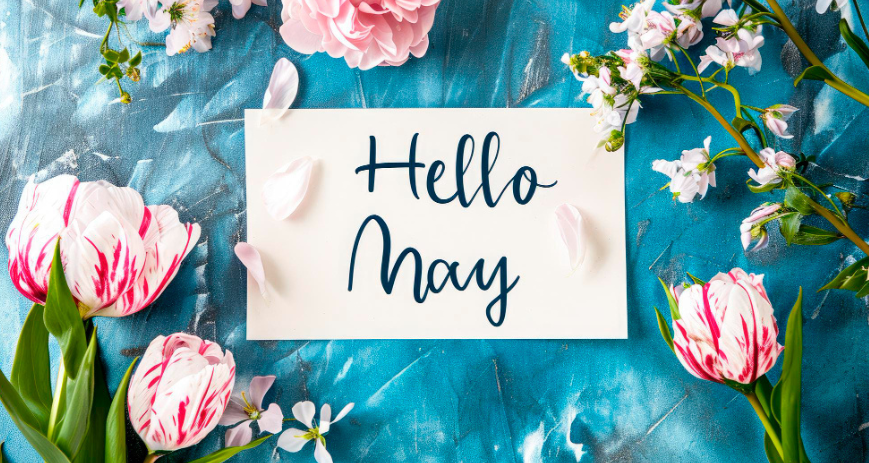 Türkiz háttéren többfajta virág, Hello May felirat középen, egy cetlin